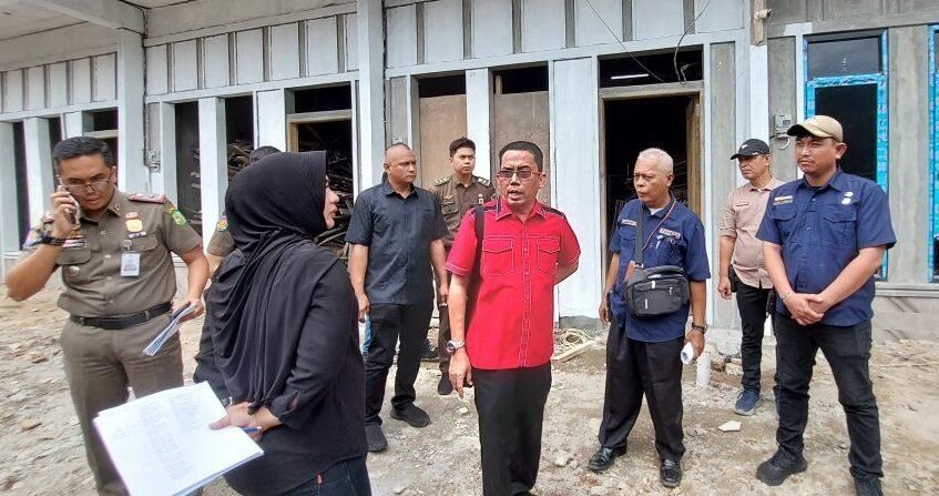 Ketua Komisi IV Paul Mei Anton Simanjuntak (baju merah)