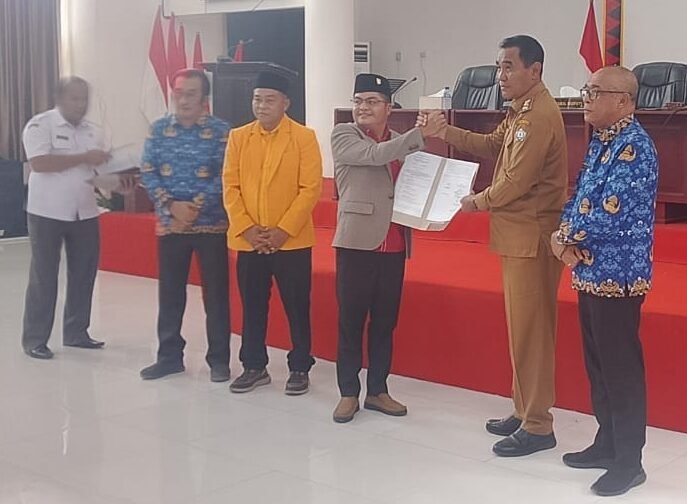 Ft,Wabub bersama sekda dan ketua /wakil ketua dan stwan DPRD.