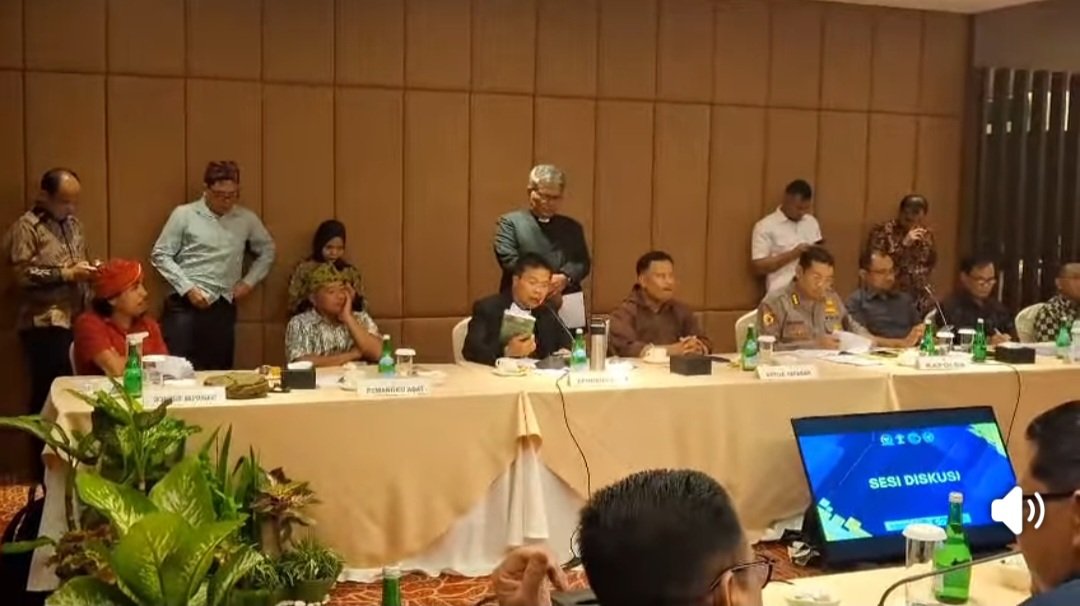 Ephorus HKBP Pdt Victor Tinambunan saat RDP di DPR RI.