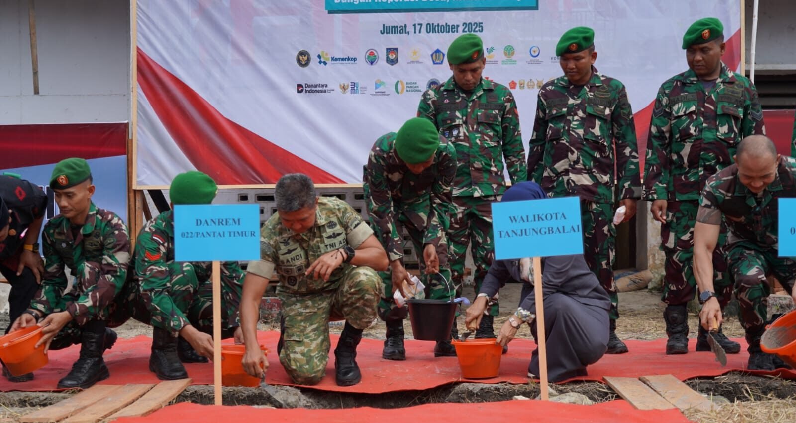 Danrem 022/PT Kolonel Inf Sandi Kamidianto, S.I.P., M.I.P (kiri), saat lakukan peletakan Batu Pertama Pembangunan Koperasi Merah Putih.