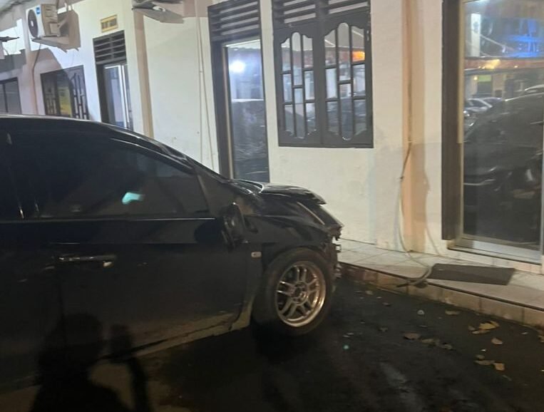 Mobil ringsek bagian depan.