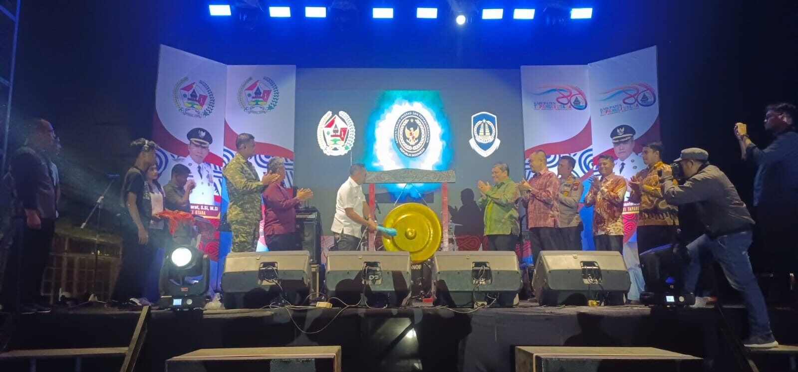 Bupati Tapanuli Utara Jonius Taripar Parsaoran Hutabarat saat lakukan pemukulan gong, sebagai tanda resmi beroperasi UKK.