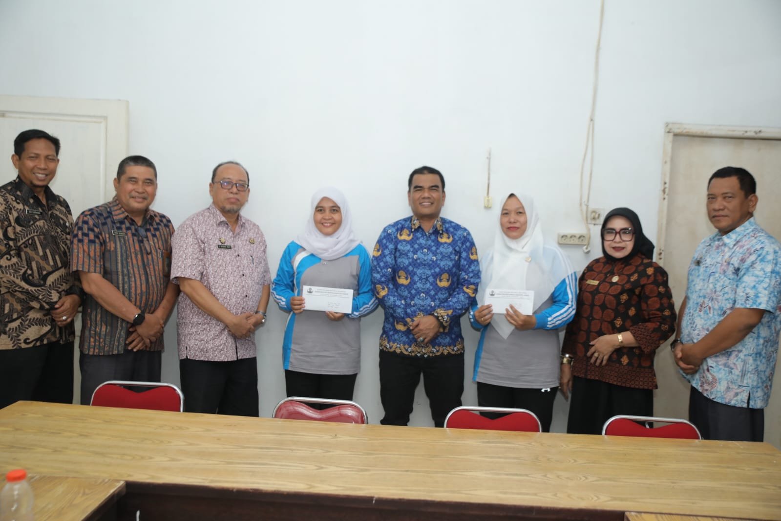 Maulidina Simanjuntak, dan Yusnaini Febrika, dia ASN Asahan foto bersama Jhon Hardi Nasution, Ketua DPK KORPRI Kabupaten Asahan, 
