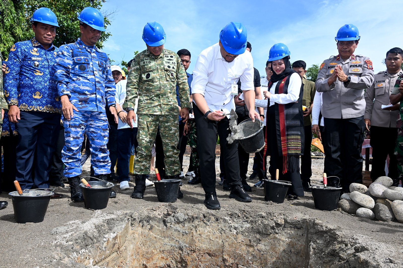 Gubernur Sumatera Utara (Sumut) Muhammad Bobby Afif Nasution bersama Pangdam I Bukit Barisan Mayjen TNI Rio Firdianto, Wakapolda Sumut Brigjen. Pol. Rony Samtana Tarigan, Ketua DPRD Sumut Erni Ariyanti Sitorus, serta Wakil Bupati Deliserdang Lomlom Suwondo, meletakkan batu pertama pembangunan gerai Koperasi Merah Putih di Desa Wonosari Pasar V Tanjungmorawa Deliserdang,
