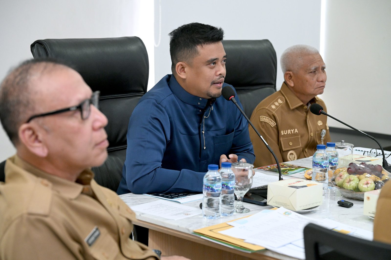 Gubernur Sumut Bobby Nasution yang didampingi Wakil Gubernur Sumut Surya memimpin Rapat Percepatan Program 3 Juta bagi Masyarakat Berpenghasilan Rendah (MBR) di Ruang Rapat lantai 9 Kantor Gubernur Sumut, Jalan Diponegoro No. 30, Medan, Selasa (28/10/2025). 