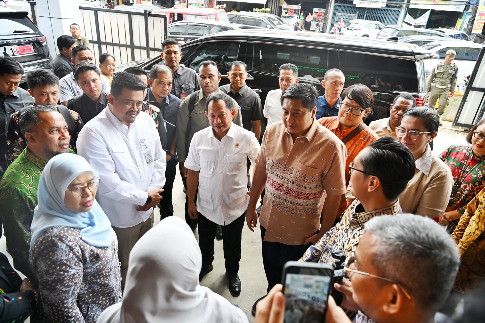 Gubernur Sumatera Utara (Sumut) Muhammad Bobby Afif Nasution mendampingi Menteri Perumahan dan Kawasan Permukiman (PKP) Maruarar Sirait, serta Menteri Dalam Negeri (Mendagri) Tito Karnavian saat meninjau Mall Pelayanan Publik (MPP) Kota Medan di Jalan Iskandar Muda,