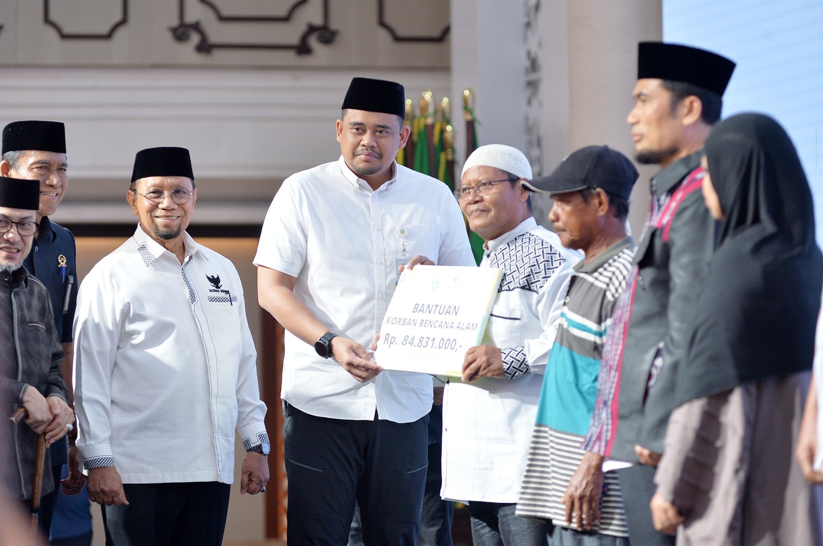 Gubernur Sumatera Utara (Sumut) Bobby Nasution menyerahkan Zakat secara simbolis kepada para penerima manfaat pada Penyerahan Zakat Triwulan III oleh Badan Amil Zakat Nasional (Baznas) Provinsi Sumut di Aula Raja Inal Siregar Lantai 2 Kantor Gubernur Sumut Jalan Diponegoro Kota Medan
