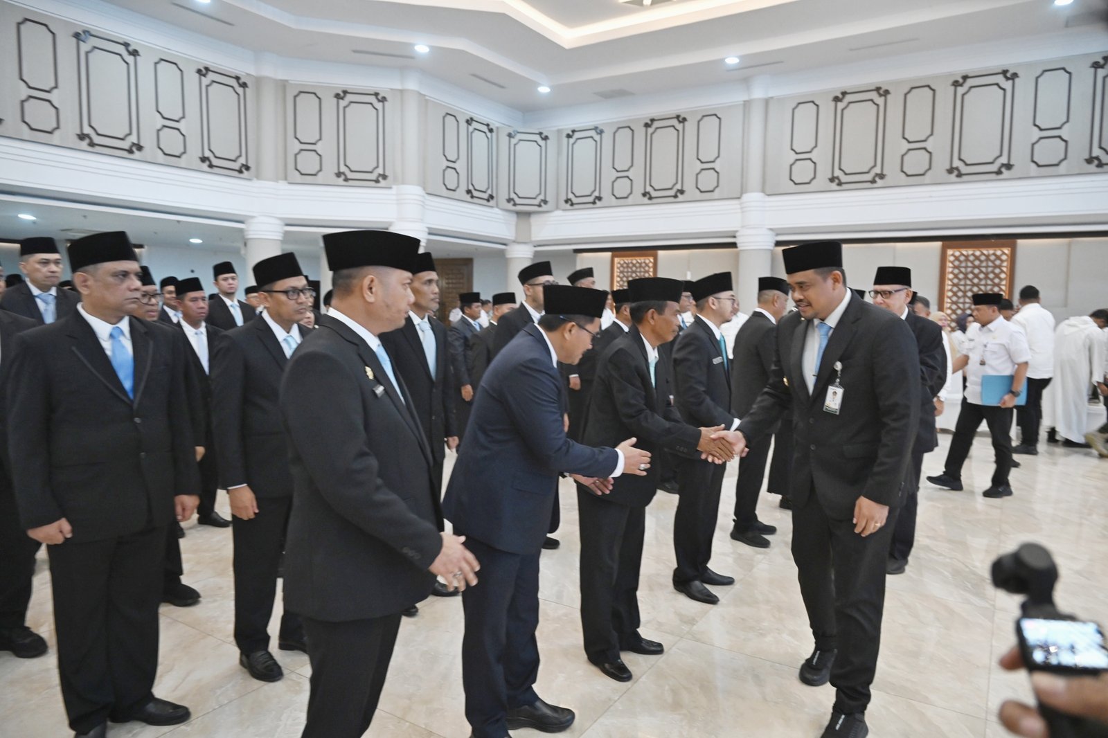 Gubernur Sumatera Utara (Sumut) Bobby Nasution melantik Pejabat Administrator dan Pejabat Pengawas di Lingkungan Pemerintah Provinsi Sumut, di Aula Raja Inal Siregar Kantor Gubernur Sumut Jalan Diponegoro Nomor 30 Medan