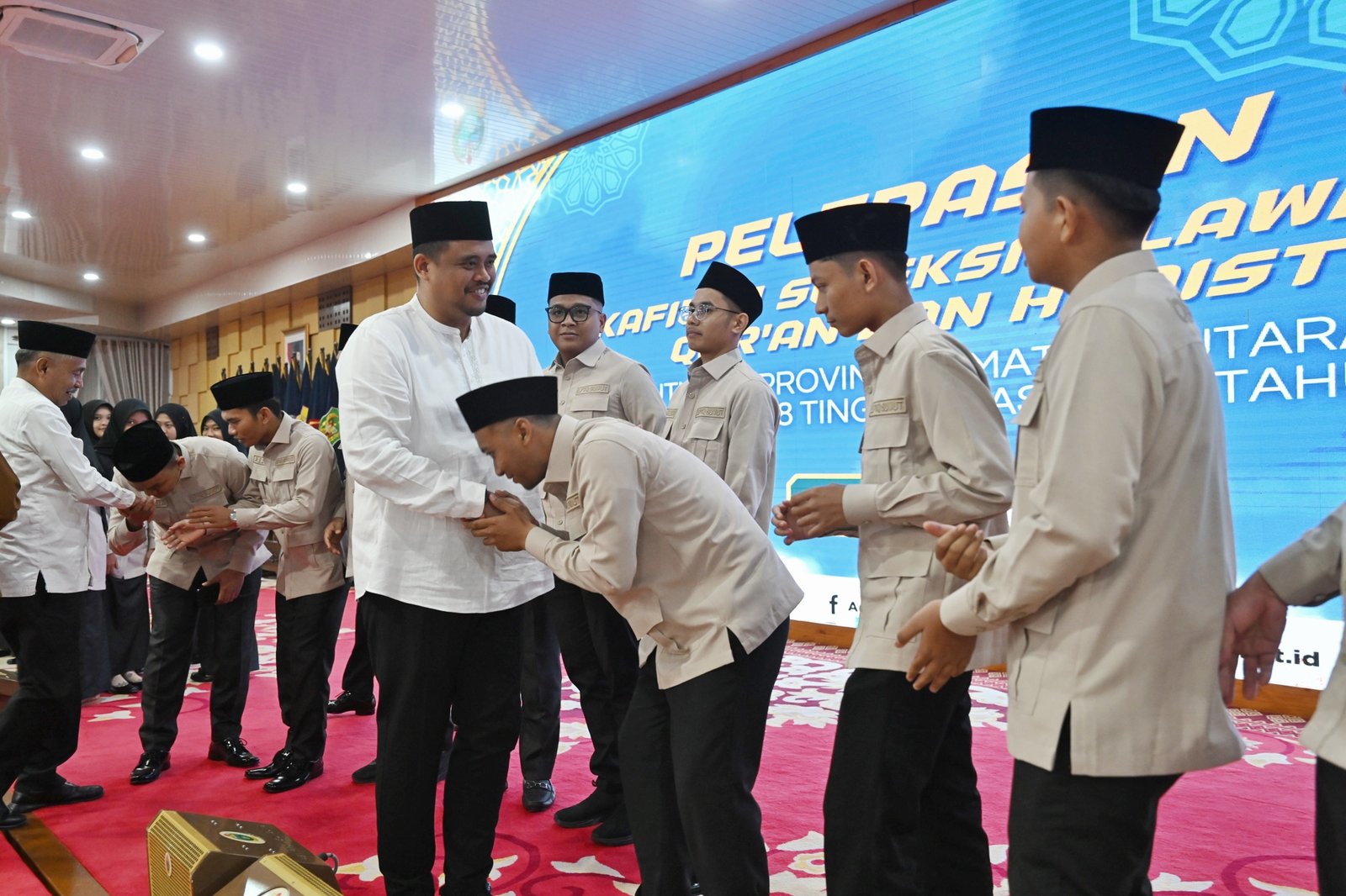 Gubernur Sumatera Utara (Sumut) Bobby Nasution secara resmi melepas keberangkatan Kafilah Sumut, yang akan bertanding di Seleksi Tilawatil Qur'an dan Hadits (STQH) ke-28 tingkat nasional di Kendari, Sulawesi Tenggara. Acara pelepasan berlangsung di Aula Tengku Rizal Nurdin, Jalan Sudirman No. 41 Medan,