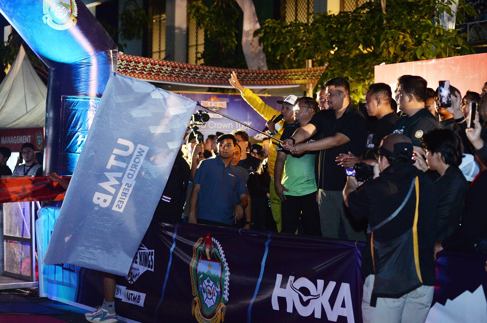 Gubernur Sumatera Utara (Sumut) Bobby Nasution melepas (flag off) para peserta lomba lari lintas alam Trail of the Kings Lake Toba by UTMB dengan jarak tempuh 100 km di Marianna resort and convention Tuktuk Siadong Kabupaten Samosir.