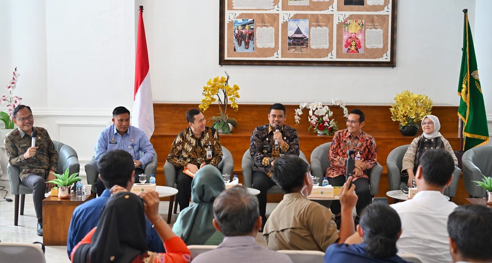 Konferensi Pers bersama Gubernur Sumatera Utara (Sumut) Muhammad Bobby Nasution dan Jajaran Direksi Bank Sumut terkait "Dari Daerah Untuk Daerah : Bank Sumut sebagai Pilar Keuangan Pembangunan", Kegiatan ini difasilitasi Dinas Kominfo Sumut ini berlangsung di Lobby Dekranasda Lantai 1 Kantor Gubernur Sumut Jalan Diponengoro Nomor 30 Medan.