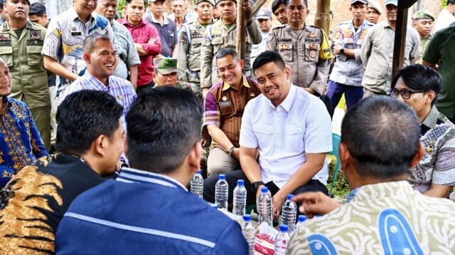 Gubernur Sumatera Utara (Sumut) Muhammad Bobby Afif Nasution bersama Walikota Binjai Amir Hamzah dan Wakil Walikota Binjai Hasnul Jihadi di dampingi sejumlah OPD menemui Guru SMK 1 Kutalimbaru yang dilaporkan orang tua siswa ke polisi, di kediamannya di Jalan Nibung II Lingkungan 1 Jati Makmur, Kota Binjai,