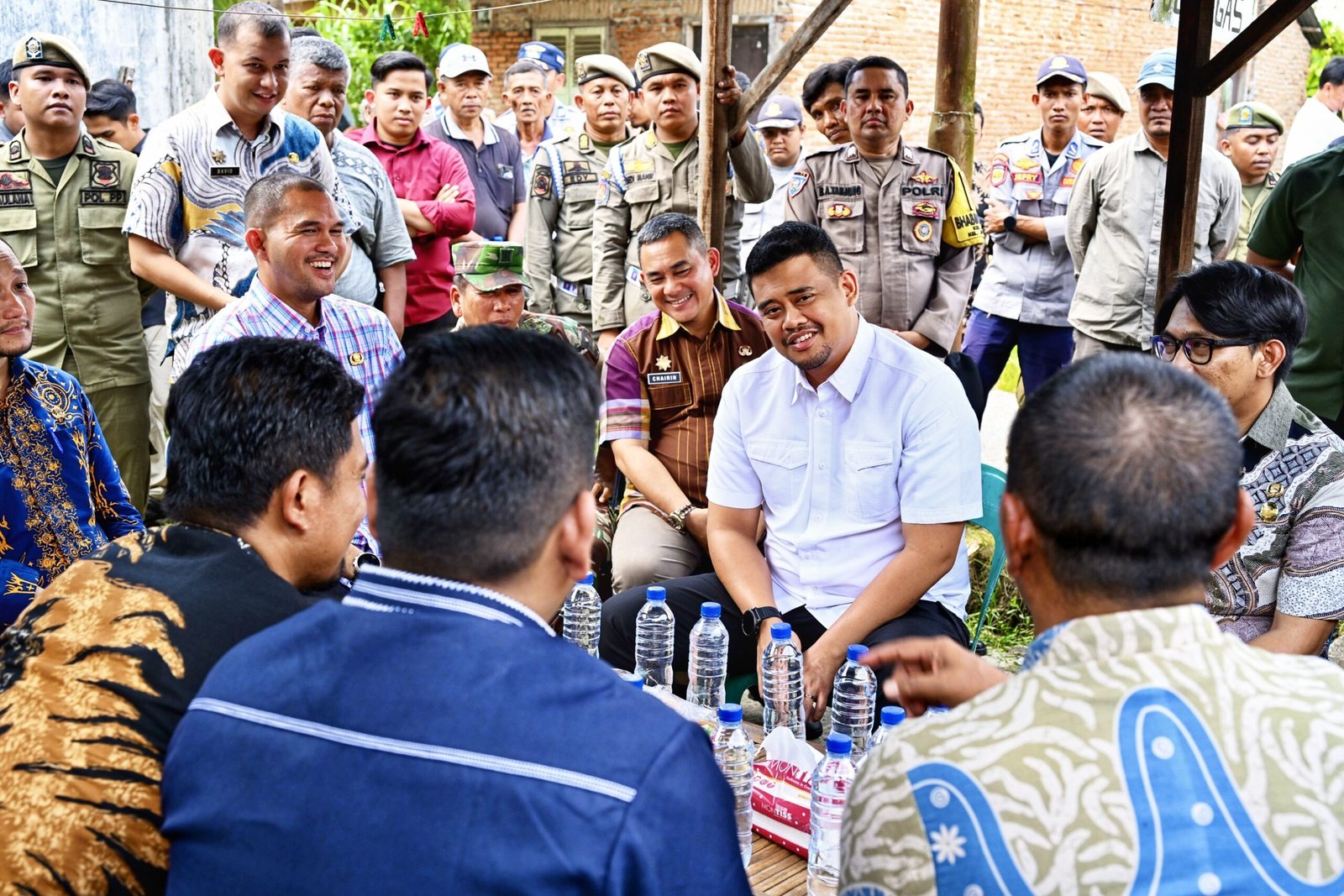 Gubernur Sumatera Utara (Sumut) Muhammad Bobby Afif Nasution bersama Walikota Binjai Amir Hamzah dan Wakil Walikota Binjai Hasnul Jihadi di dampingi sejumlah OPD menemui Guru SMK 1 Kutalimbaru yang dilaporkan orang tua siswa ke polisi, di kediamannya di Jalan Nibung II Lingkungan 1 Jati Makmur, Kota Binjai,