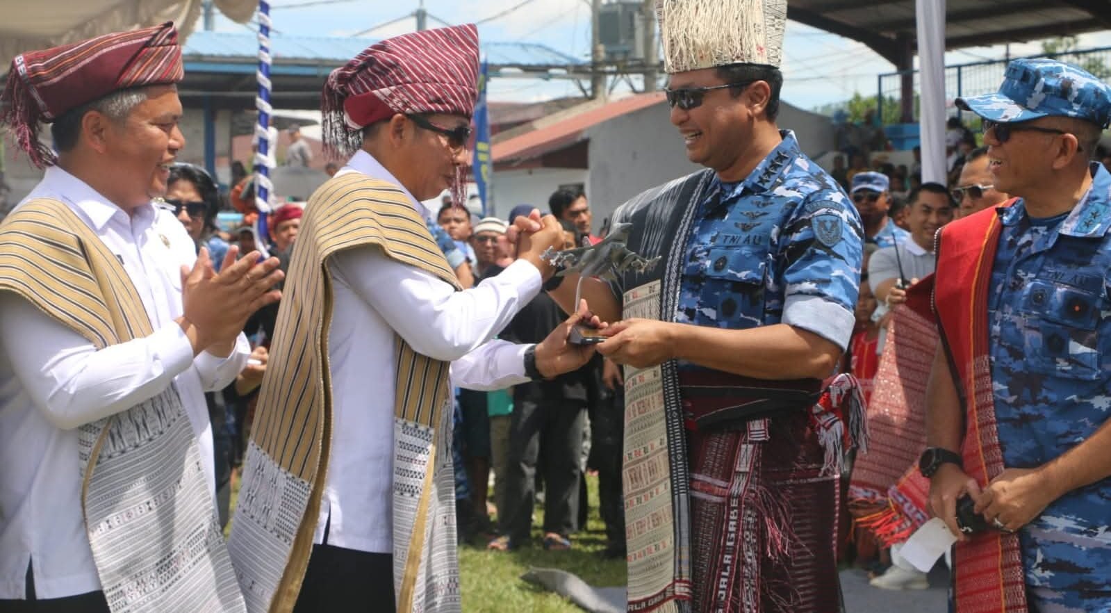 Atraksi pesawat F16 AURI mengguncang bumi Taput, dihadiri KSAU Marsekal Mohamad Tonny Harjono.