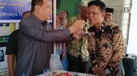 Kepala Pengadinal Negeri saat menyuapkan bolu Ulang Tahun kepada Pendiri "Sinarsergai.com"