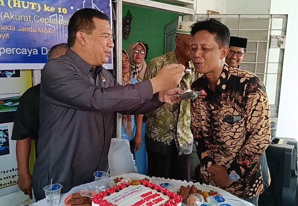Kepala Pengadinal Negeri saat menyuapkan bolu Ulang Tahun kepada Pendiri "Sinarsergai.com"