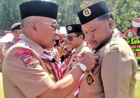 Bupati Simalungun, Dr. H. Anton Achmad Saragih saat sematkan pun pramuka.