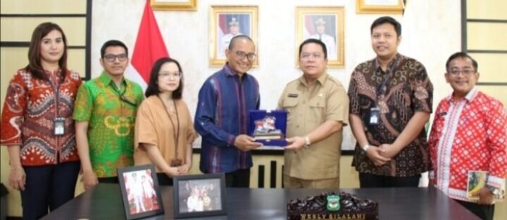 Kantor Wilayah I Komisi Pengawas Persaingan Usaha (KPPU) Ridho Pamungkas bersama rombongan melakukan kunjungan silaturahmi ke Wali Kota Pematangsiantar, Wesly Silalahi diabadikan bersama