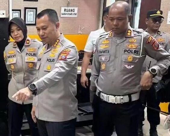 Kapolrestabes Medan Kombes Pol Dr Jean Calvijn Simanjuntak dan Kapolsek Medan Kota, Kompol Selvintriansih (kiri) disalah satu kegiatan.