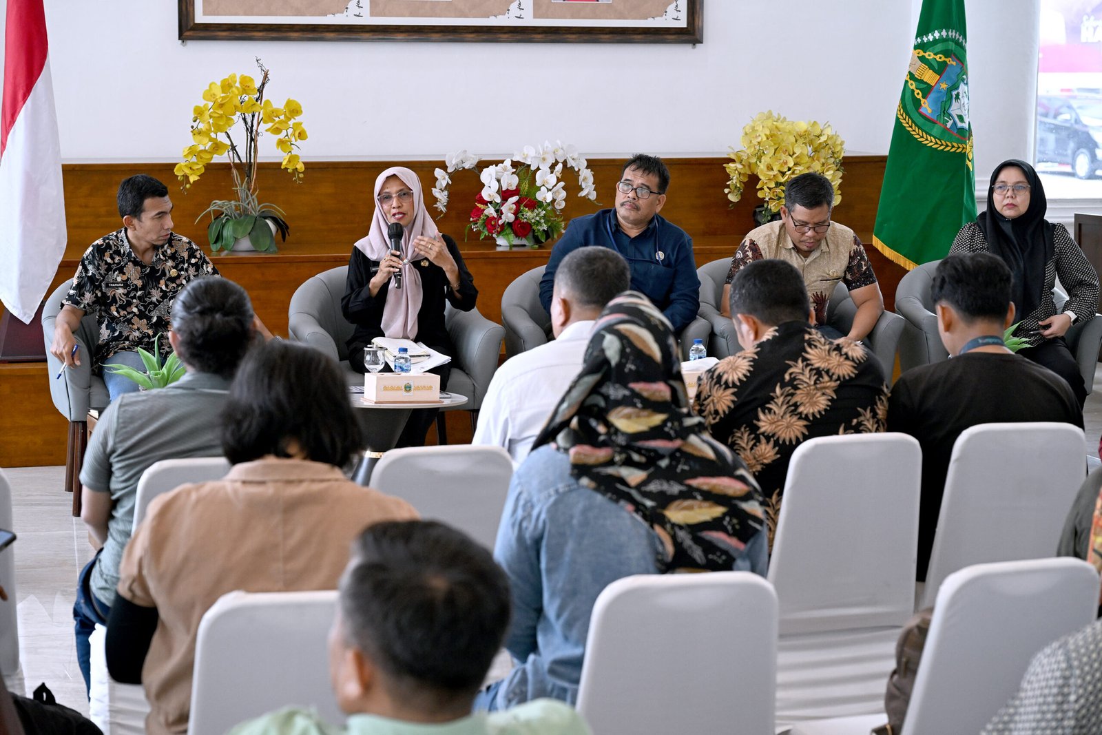 Sekretaris Dinas Perhubungan Sumut, Rochani Litiloly saat Konferensi Pers terkait Kendaraan Over Dimension Over Load (ODOL) di Anjungan Dekranasda Sumut, lantai 1 Kantor Gubernur Sumut, Jalan Diponegoro No. 30, Medan,