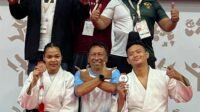 KETUA Pengprov PJSI Sumut M Arief Fadhillah beserta pelatih Eka Setia Wirawan, Suyadi dan Ihsar Sibarani, pose bersama judoka M Okky Wicaksono dan Nanda Olivia Banurea di GOR Djarum Kaliputu Arena 3B, Kudus, Jateng,