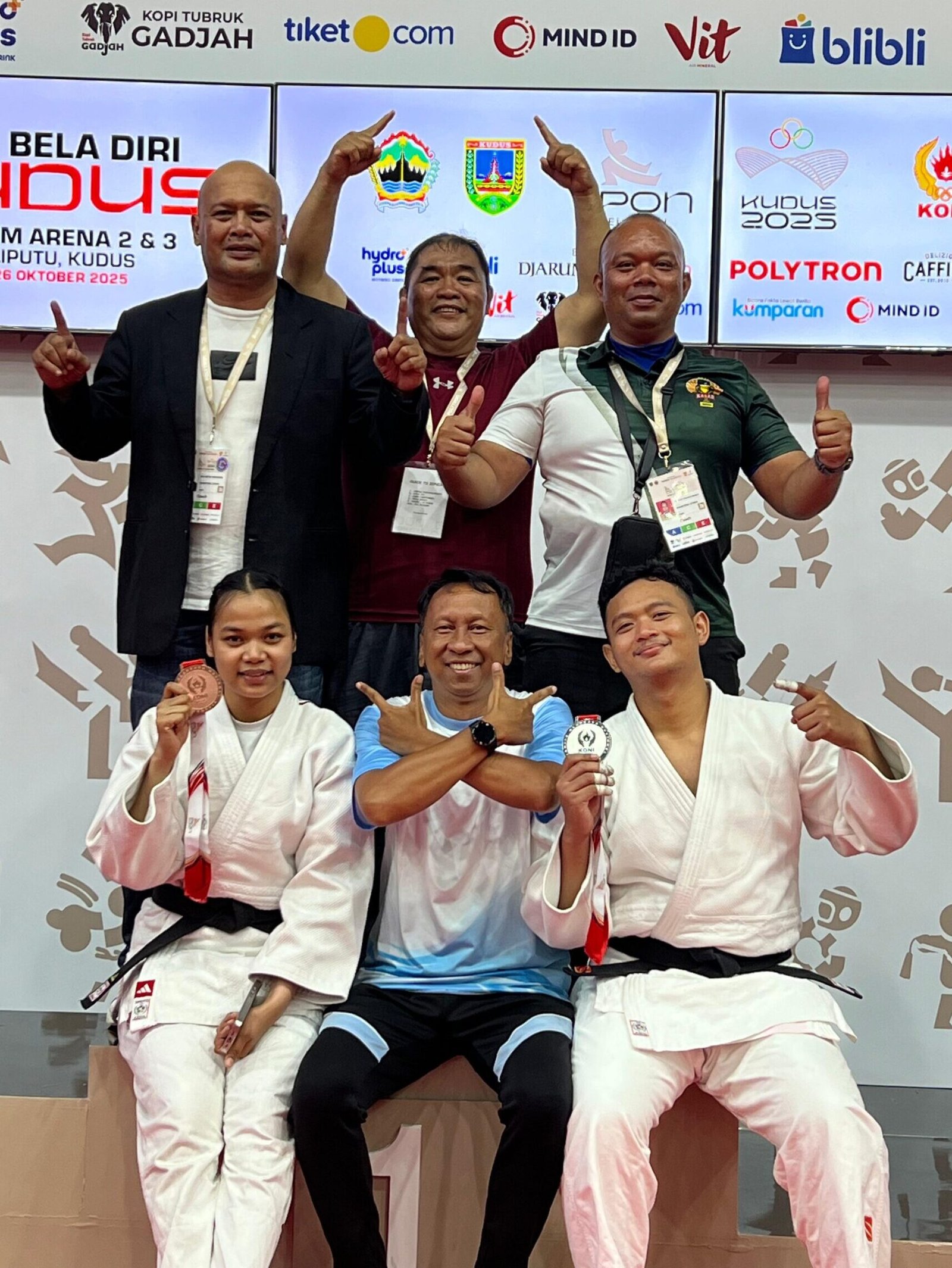KETUA Pengprov PJSI Sumut M Arief Fadhillah beserta pelatih Eka Setia Wirawan, Suyadi dan Ihsar Sibarani, pose bersama judoka M Okky Wicaksono dan Nanda Olivia Banurea di GOR Djarum Kaliputu Arena 3B, Kudus, Jateng,