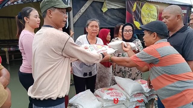 Ketua SMSI Serdang Bedagai (Sergai) Zuhari saat memberikan beras kepada korban banjir.