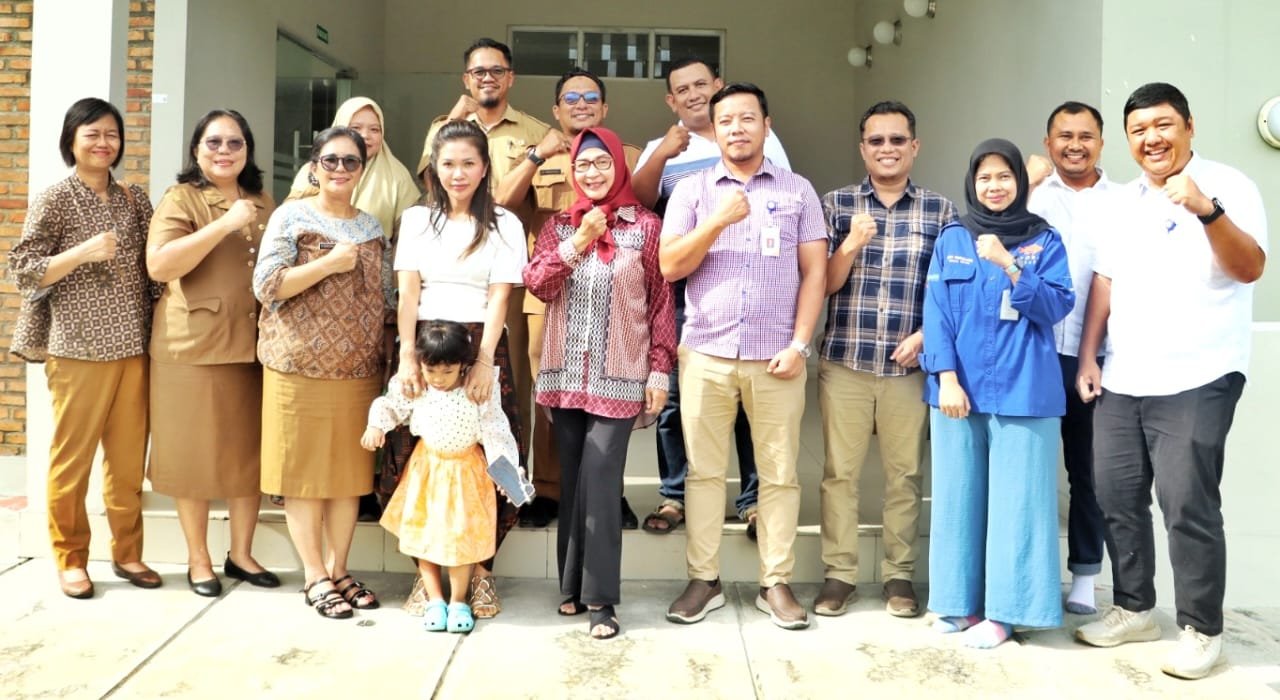Ketua TP PKK Simalungun (hijab merah) saat lakukan Kunjungan Kerja ke PT Suri Tani Pemuka.
