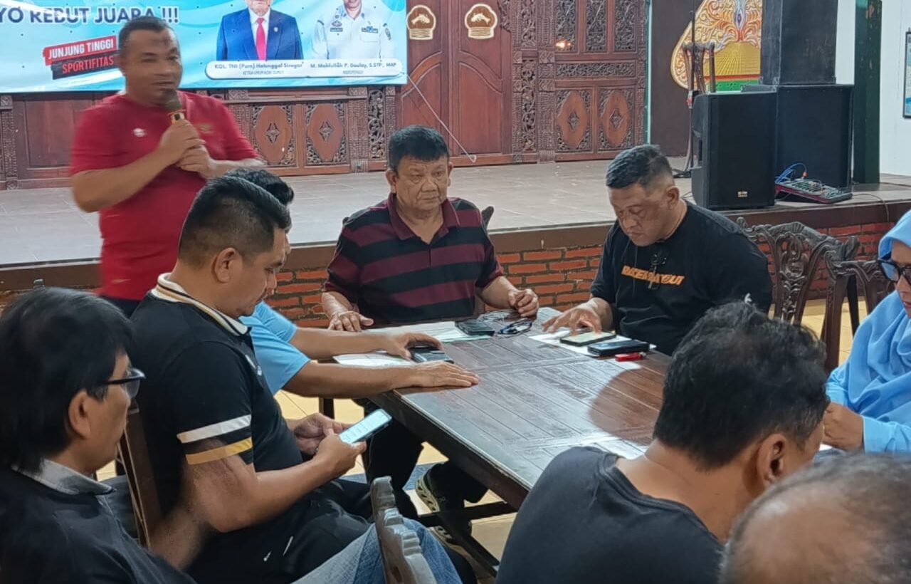 Ketua KONI Sumut Kol (Purn) Hatunggal Siregar bersama pengurus lainnya di Kudus