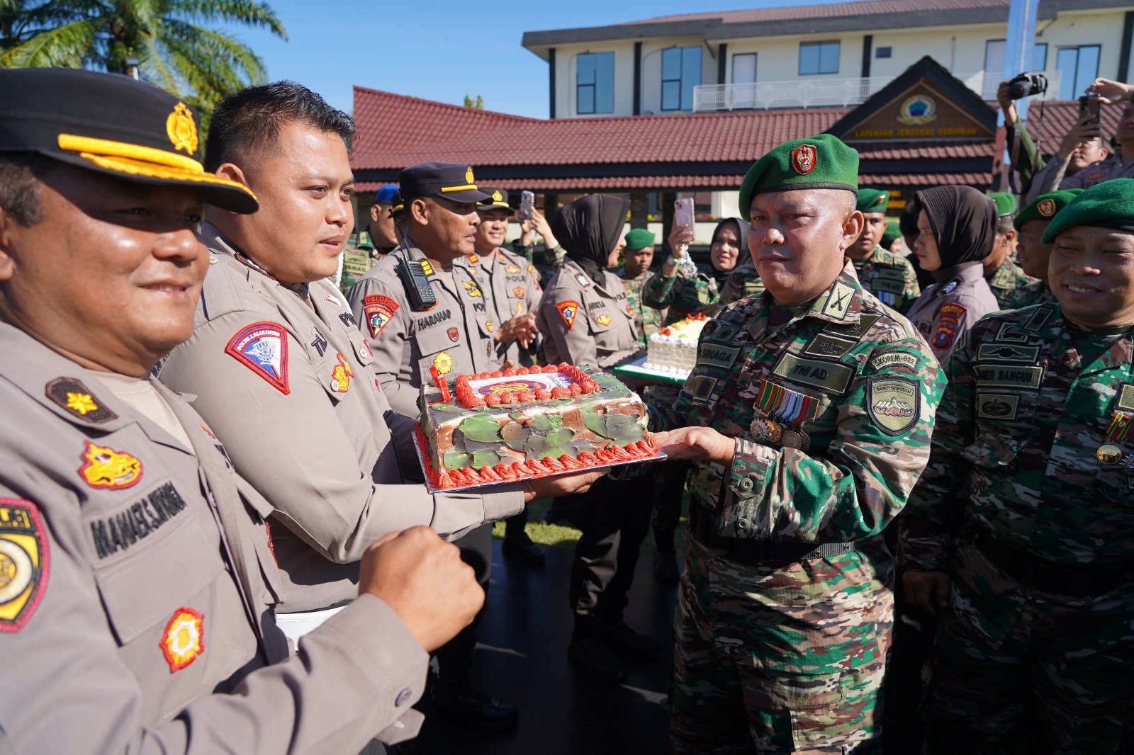 Polres Siantar - Simalungun dan Brimob saat berikan surprise berupa kue Ulang Tahun, diterima Kapenrem 022/PT Letkol Arm Tambok Sinaga sebagai ucapan Dirgahayu TNI ke-80.