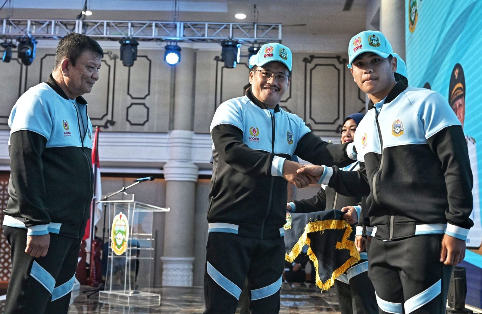Sekretaris Daerah Provinsi (Sekdaprov) Sumatera Utara (Sumut) Togap Simangunsong di dampingi Kadispora Sumut Mahfullah Pratama Daulay, Ketua KONI Sumut Hatunggal Siregar, serta sejumlah Forkopimda, melepas kontingen Sumut pada Pekan Olahraga Nasional (PON) bela diri 2025 di Kudus, tahun 2025, di Aula Raja Inal Siregar, Kantor Gubernur Sumut