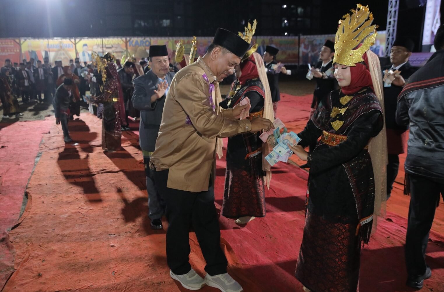 Mohammad Azmy Ismail , sawer penari etnis Tabagsel