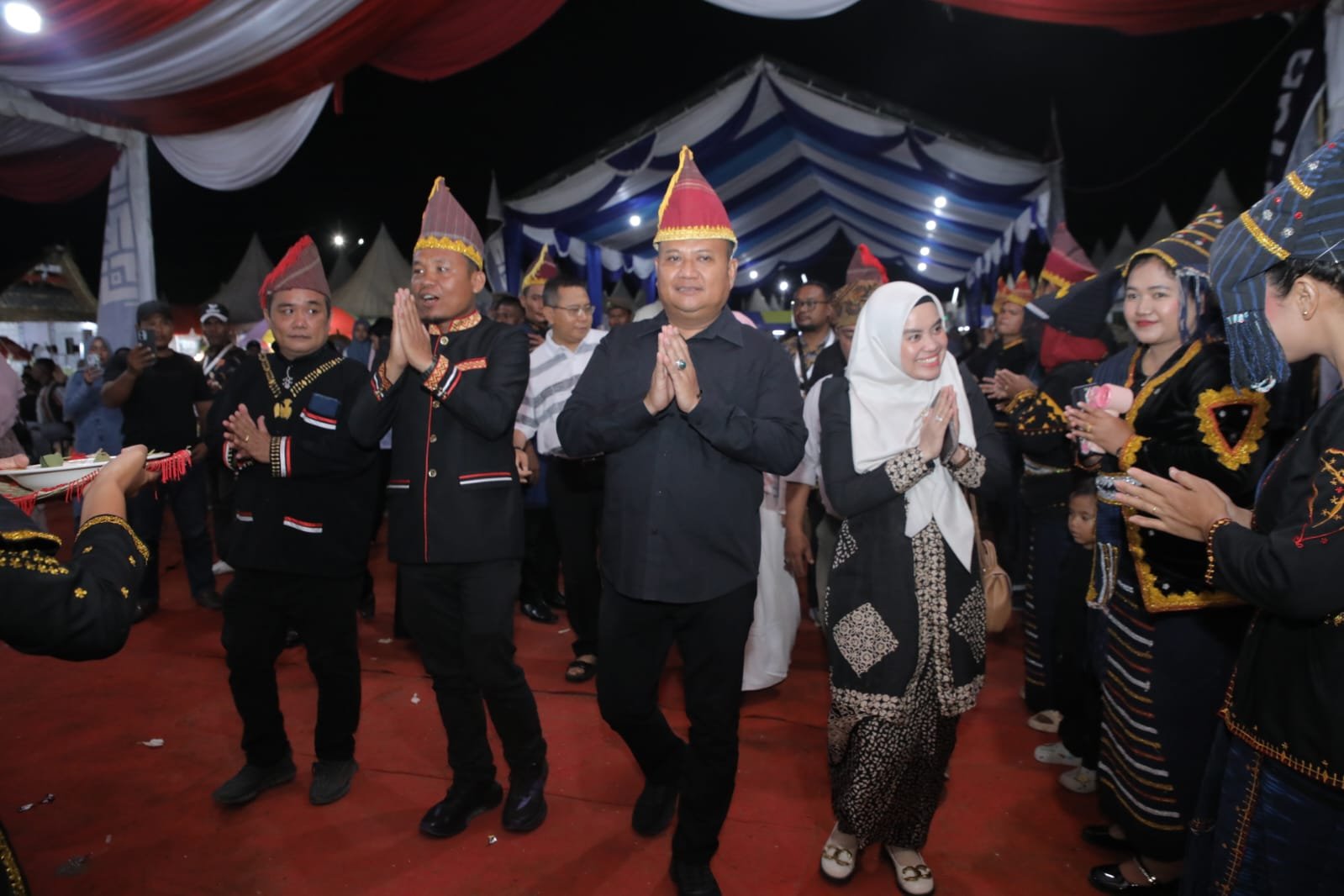 Wabup Asahan Rianto memasuki arena Pekan Seni Budaya Daerah (PSBD) ke-6 Kabupaten Asahan Etnis Pakpak Barat.