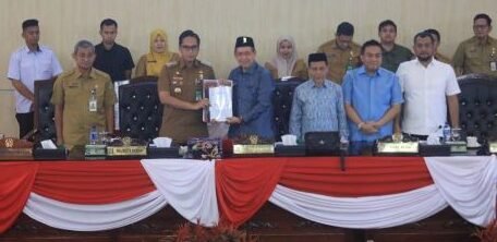 Sidang paripurna yang dipimpin Ketua DPRD Kota Medan Wong Chun Sen bersama Wakil- Wakil Ketua Rajuddin Sagala, Zulkarnaen dan Hadi Suhendra ini dihadiri Wakil Wali Kota Medan H Zakiyuddin Harahap, Sekda Wiriya Alrahman