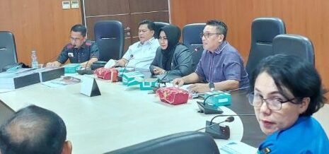 Edwin Sugesti didampinggi Wakil Ketua Pansus Lailatul Badri dan anggota Jusuf Ginting dan Paul Mei Anton Simanjuntak