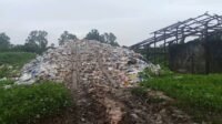Tampak sampah yang sudah mulai menggunung, yang dibiarkan oleh Pemkab Nias Selatan.