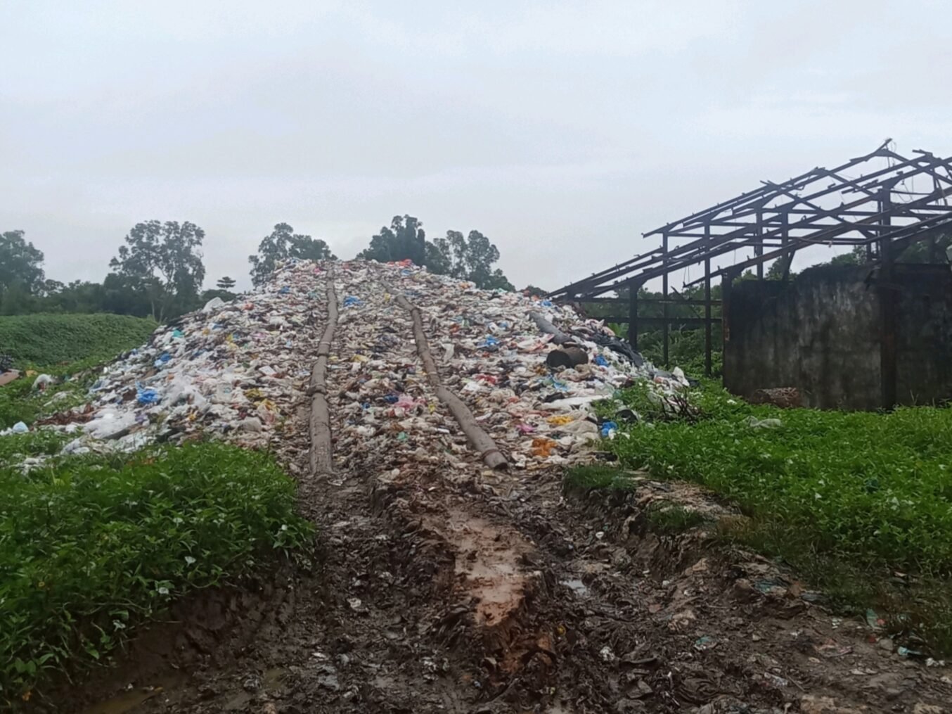 Tampak sampah yang sudah mulai menggunung, yang dibiarkan oleh Pemkab Nias Selatan.