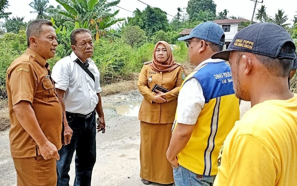 Agus Intra Sinaga hadir mewakili Kepala Dinas PUTR, bersama Camat Tapian Dolok, Camat Dolok Batu Nanggar, saat meninjau lokasi di Nagori Negeri Kahean. (