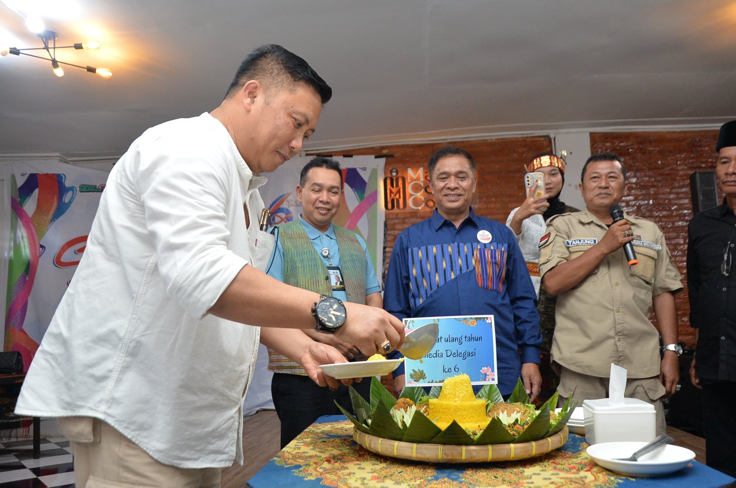 Kepala Dinas Komunikasi Dan Informatika Provinsi Sumatera Utara (Sumut) Erwin Hotmansah Harahap menghadiri dan memberikan sambutan pada Syukuran HUT ke-6 Media Delegasi di Marihot Corner Coffee Jalan Pusuk Buhit Pangururan Kabupaten Samosir