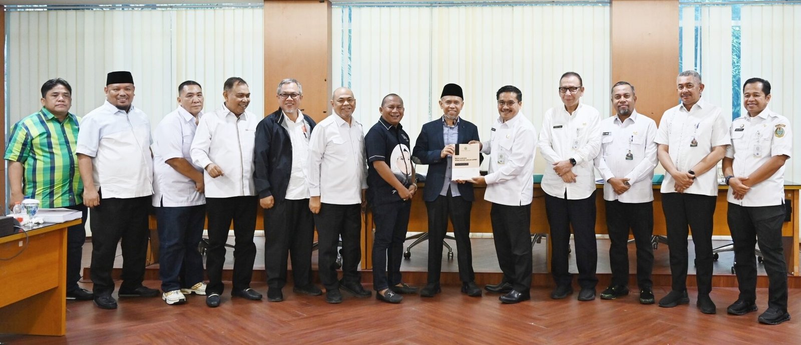 Sekretaris Daerah Provinsi (Sekdaprov) Sumatera Utara (Sumut) Togap Simangunsong secara resmi menyerahkan Rancangan Kebijakan Umum Anggaran (KUA) dan Prioritas Plafon Anggaran Sementara (PPAS) APBD Sumut Tahun Anggaran 2026 kepada DPRD Sumut di ruang Badan Anggaran (Banggar) Kantor DPRD Sumut, Jalan Imam Bonjol Medan,