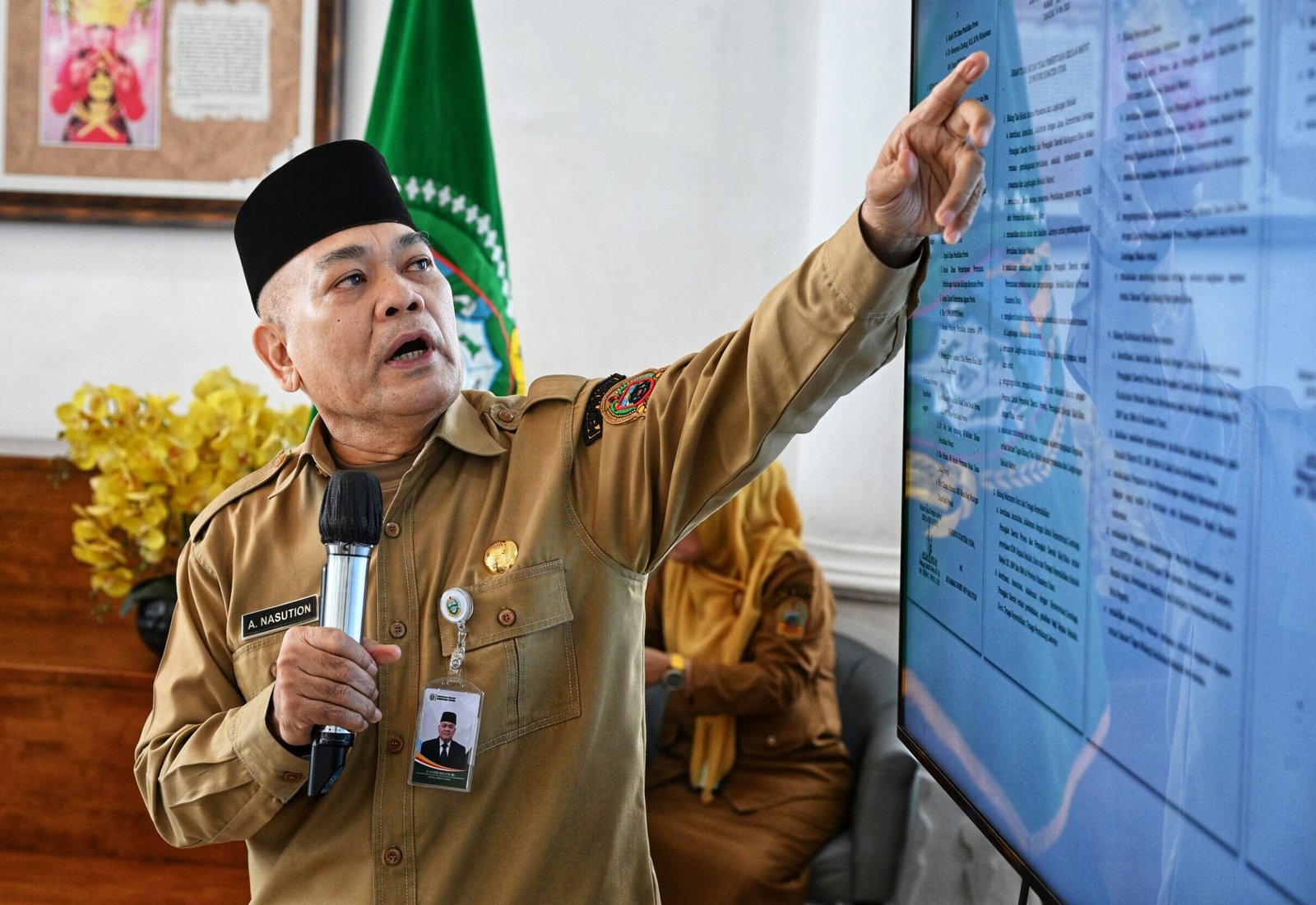 Kepala Dinas Sosial (Dinsos) Asren Nasution menjelaskan program Sekolah Rakyat, dalam Konferensi Pers bertema Memutus Mata Rantai Kemiskinan dan Perlindungan Kelompok Rentan, yang difasilitasi Dinas Kominfo Sumut, di Lobby Dekranasda, Kantor Gubernur Sumut, Jalan Pangeran Diponegoro Nomor 30 Medan