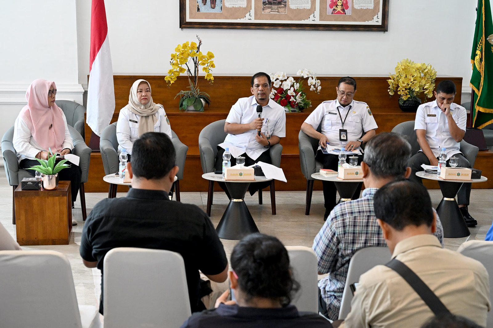 Kepala Biro Organisasi Setdaprov Sumut Dedi Jaminsyah Harahap saat Konferensi Pers terkait Penataan Organisasi Pemerintah Daerah untuk Efektivitas dan Kinerja yang Optimal di Lobby Dekranasda, Kantor Gubernur Sumut, Jalan Diponegoro No. 30, Medan,