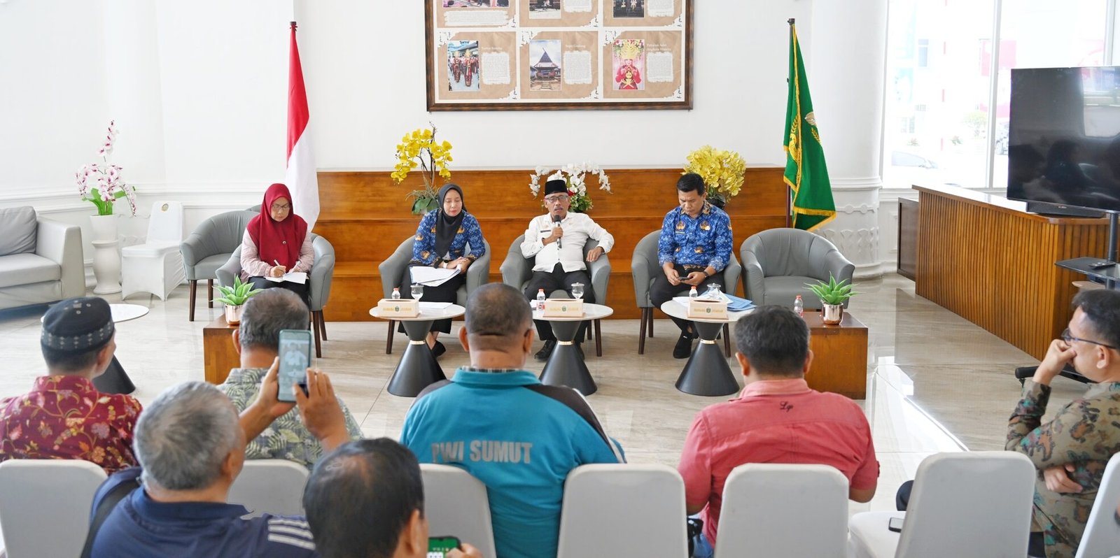 Pemerintah Provinsi Sumatera Utara (Sumut) melalui Asisten Pemerintahan dan Kesejahteraan Rakyat dan Biro Pemerintahan dan Otonomi Daerah Setdaprov Sumut melakukan Konferensi Pers terkait Mengurai Isu Pertanahan di Sumatera Utara. Kegiatan yang difasilitasi Dinas Kominfo Sumut ini berlangsung di Lobby Dekranasda Lantai 1 Kantor Gubernur Sumut Jalan Diponengoro Nomor 30 Medan,
