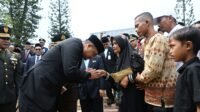 Gubernur Sumatera Utara Muhammad Bobby Afif Nasutionenjadi Inspektur Upacara dalam memperingati Hari Kesaktian Pancasila di Lapangan Tugu Letda Sujono, di Nagori Bandar Betsy, Kecamatan Bandar Huluan Kabupaten Simalungun,