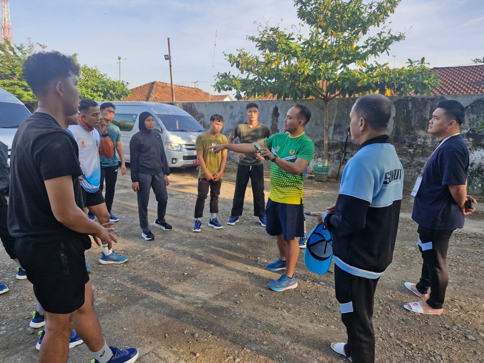 Para pesilat Sumut sedang mendengarkan bimbingan dari sang pelatih.