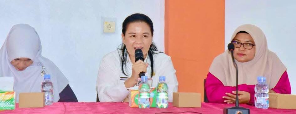 Plt Kadis Kesehatan Tapteng, Lisnawati Panjaitan saat memberikan paparan pada kegiatan sosialisasi anti korupsi di Aula Dinas Kesehatan Tapteng, Jumat (10/10/2025)