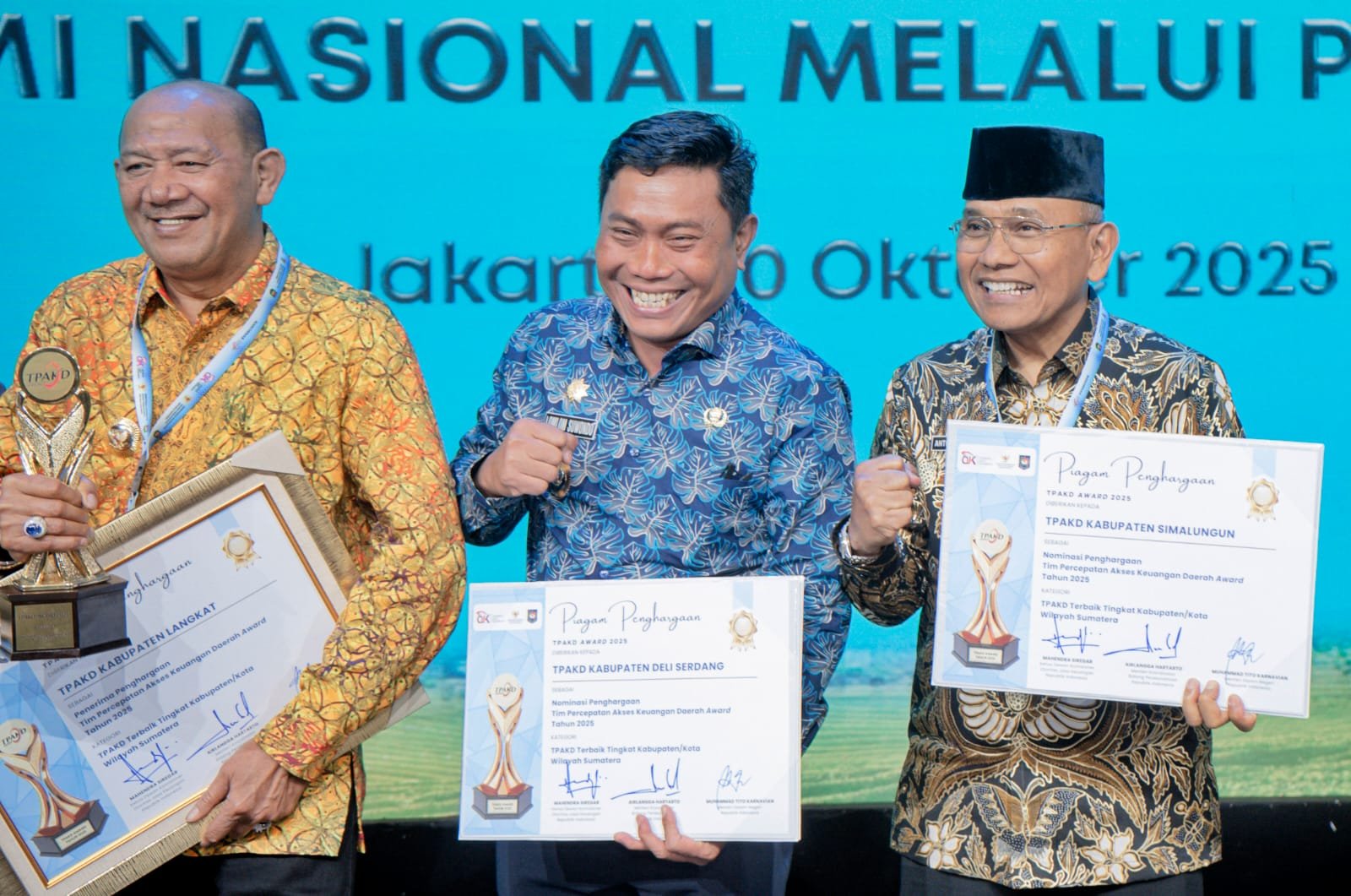 Bupati Simalungun (kanan) , terima Piagam Penghargaan TAPD terbaik.