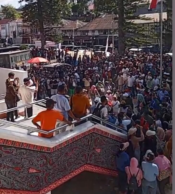 Suasana demo massa pro TPL di DPRD Taput