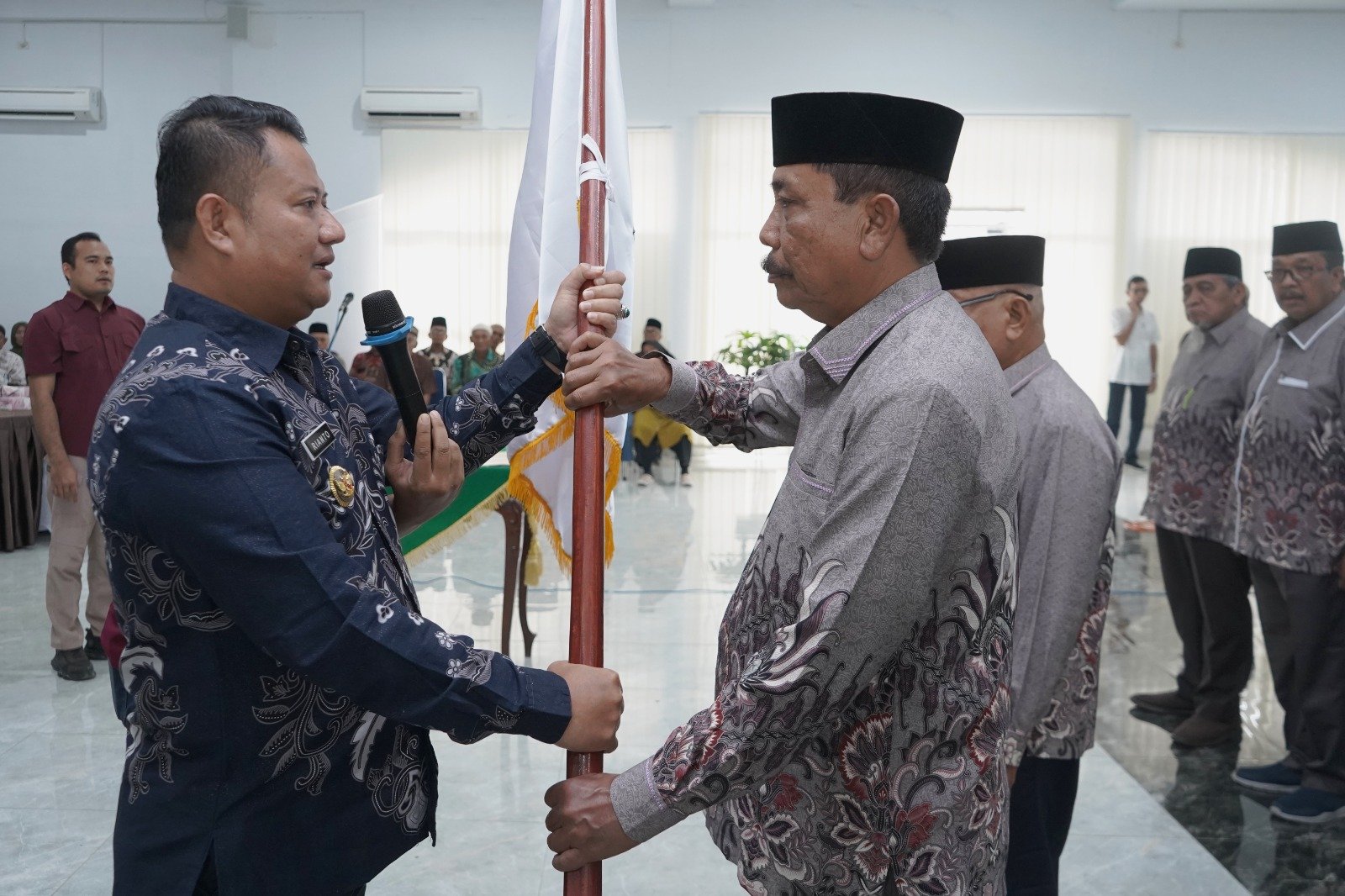 Wakil Bupati Asahan Rianto serahkan Pataka kepada Asmunan Ketua LLI Kabupaten Asahan.