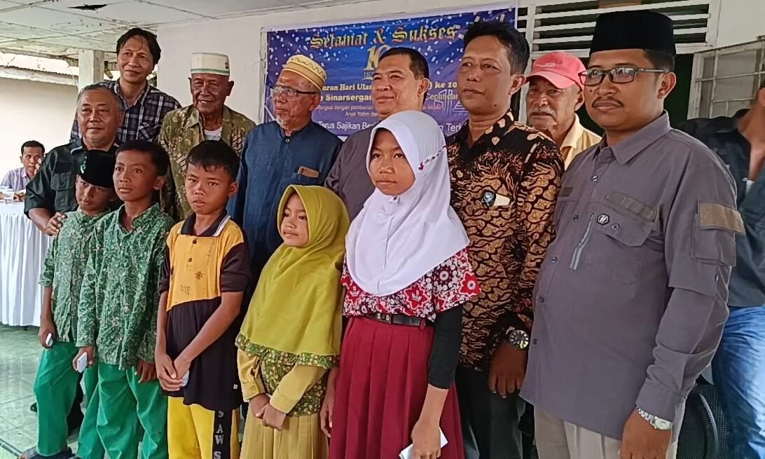 Pemimpin Redaksi "sinarsergai.com" foto bersama Ketua Pengadilan Negeri Sei Rampah, Muhammad Sacral Ritonga,S.H,M.H, pendiri Sinarsergai.com, Zuhari, Penasehat SMSI Sumut Austin Tumengkol, bersama para Anak Yatim.